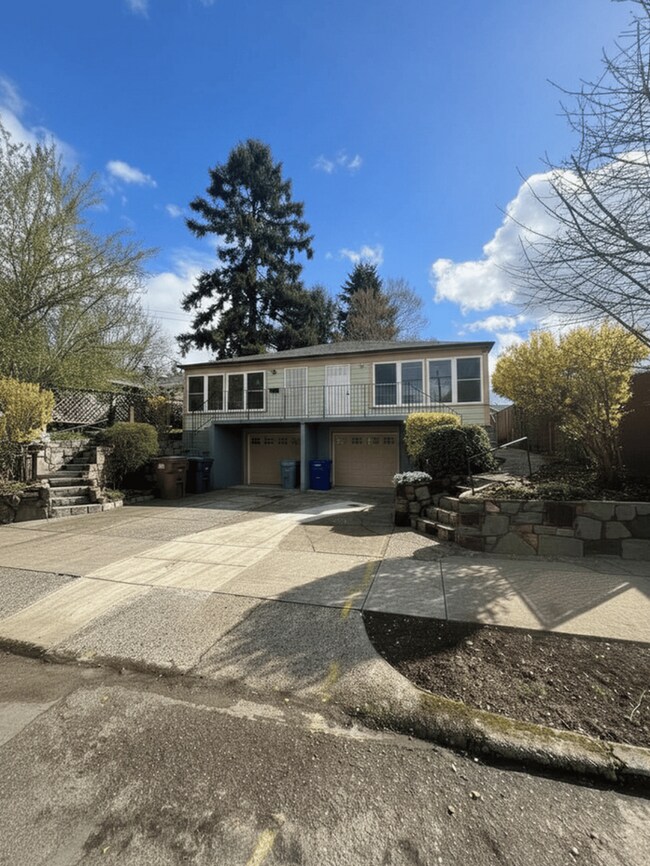 Foto del edificio - Your Mt. Tabor Oasis: Huge Yard, Oversized Shop-Garage & Sun-Drenched Living!