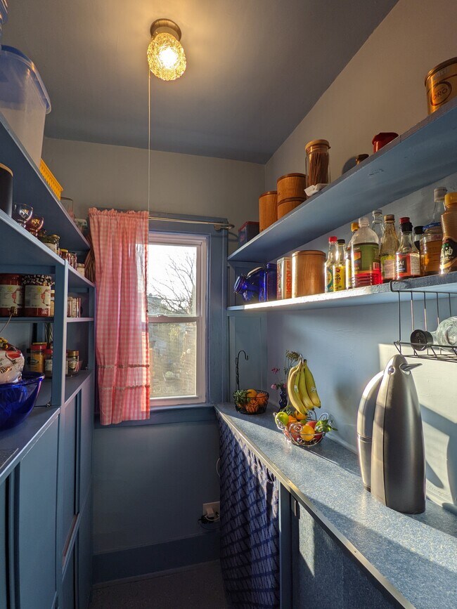 pantry - 2700 Holmes St