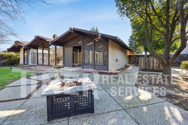 Building Photo - Mid Century Modern 3 Bedroom Home - Tier 1
