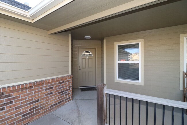 Building Photo - Spacious duplex for rent!