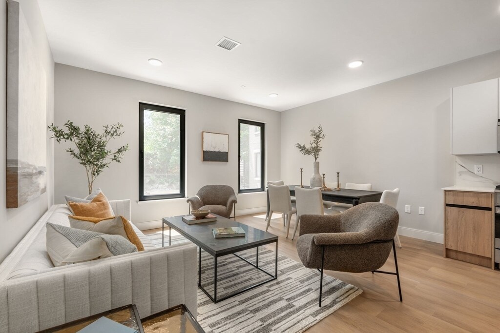 Foto principal - 249 Corey Rd