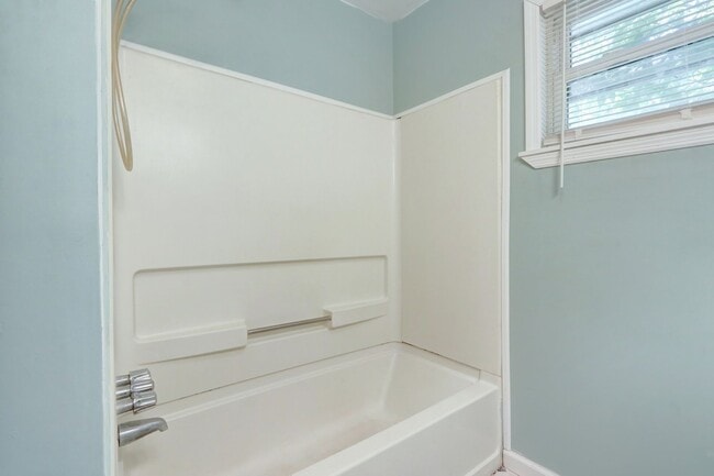 Building Photo - Nice Three Bedroom Single Family - Fenced ...