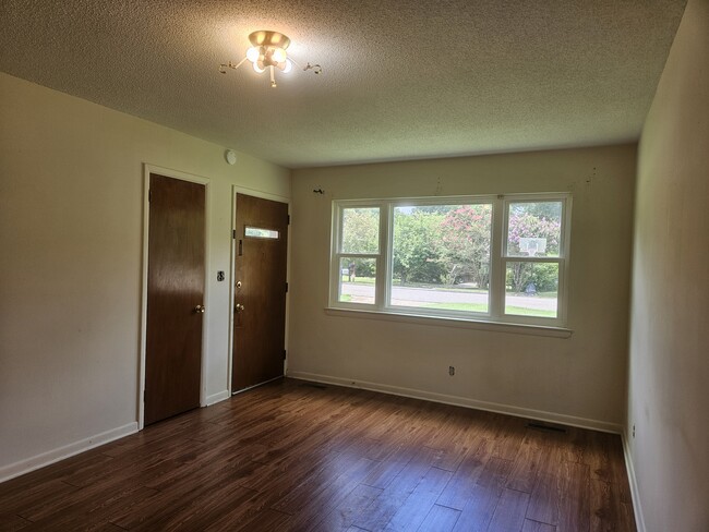 Building Photo - 322 Vista Dr