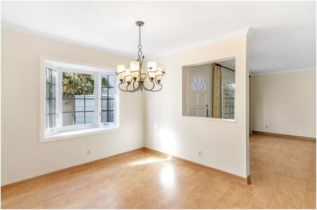 Foto del edificio - Nestled “inside the loop”, Woodbridge Home