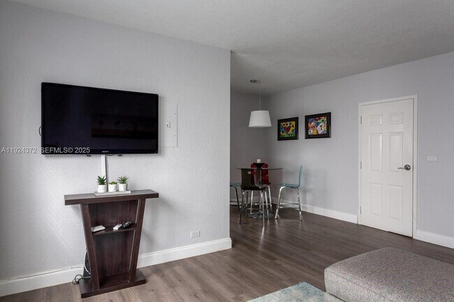 Foto del edificio - 7334 Harding Ave