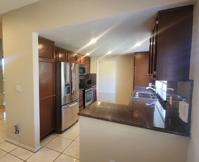Building Photo - Amazing 2 story 4 bedroom home in Simi Val...