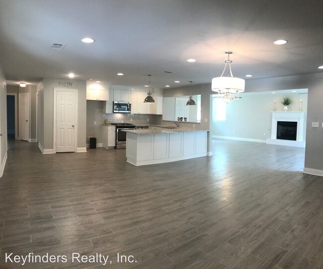 Building Photo - 5 br, 2.5 bath House - 616 College Hill Drive