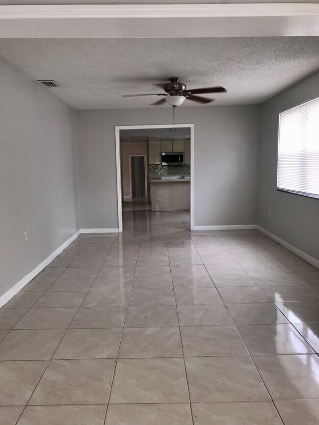 Building Photo - 3 bedroom 2 bath, corner lot