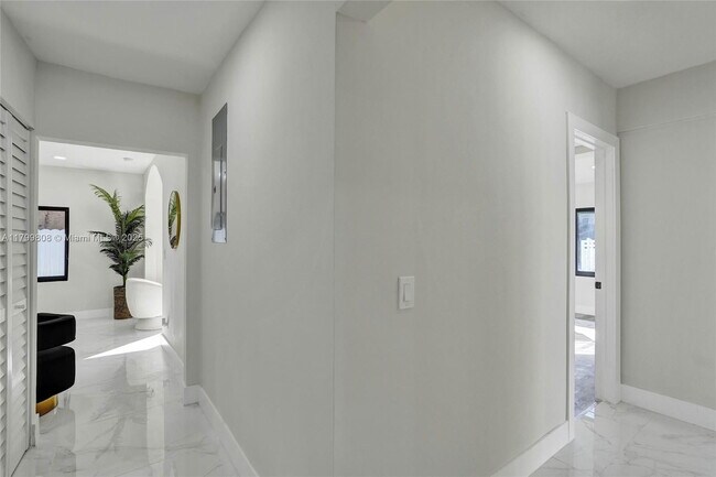 Foto del edificio - 7943 NW 6th Ave