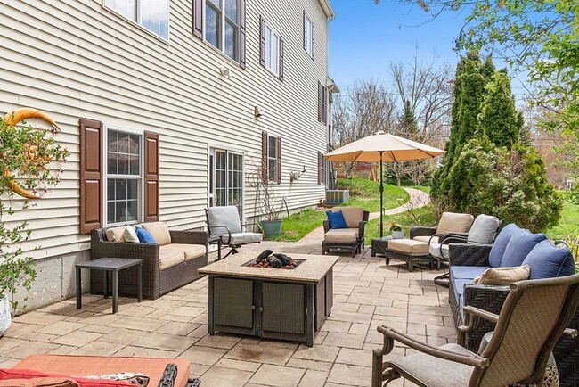 Building Photo - Spectacular 3 bedroom, 3 bath Single Famil...