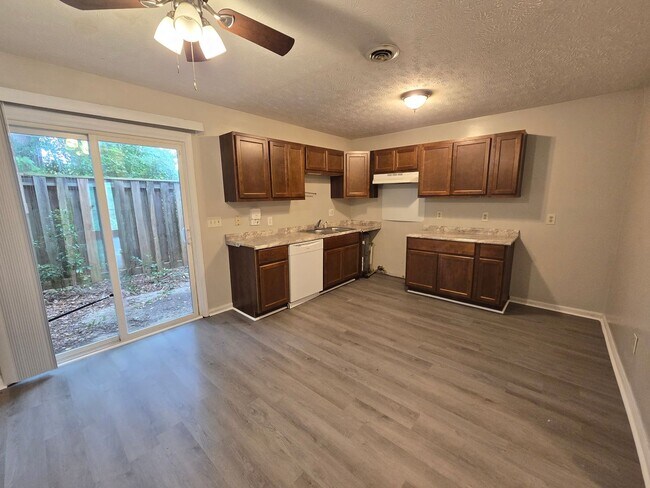 Building Photo - 5910 Aftonshire Dr