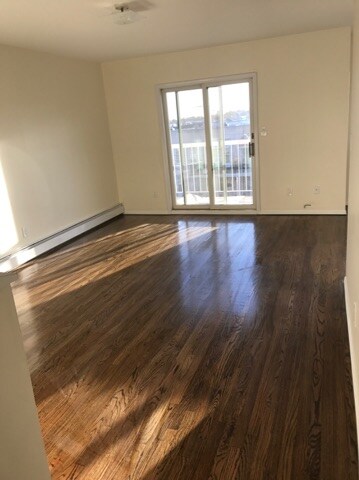 sunny living area - 1125 Ovington Ave