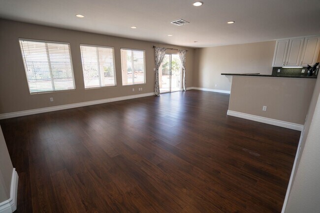 Building Photo - 5 Bedroom Home in Castaic!