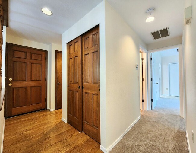 Foto del edificio - 2 Bedroom / 2 Bath Home in Everett