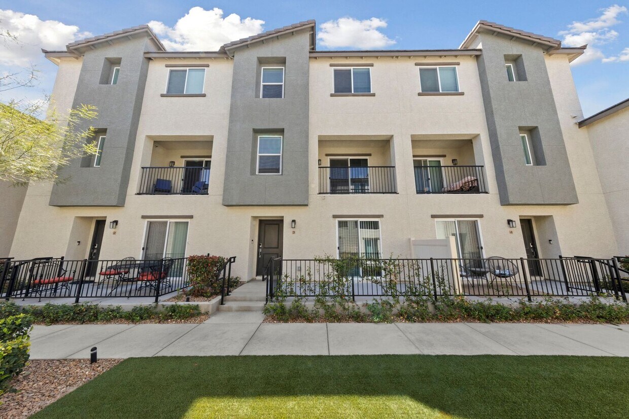 Primary Photo - Experience Resort-Style Living - 3BR Townh...