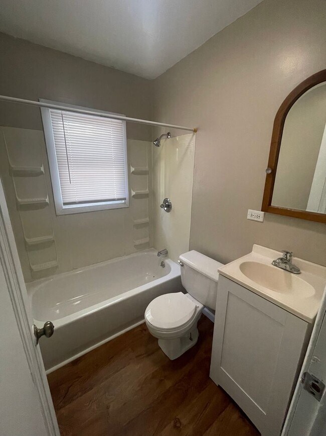 Building Photo - Lovely 2 Bedroom Downtown Holland