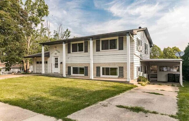 Foto del edificio - 820 Woodside Dr