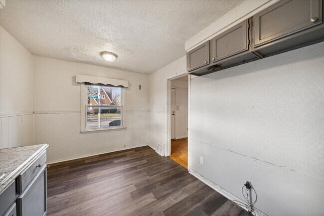 Building Photo - $1200 3 bedroom bungalow - REDUCED MOVE IN...