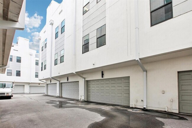 Building Photo - 1330 W Gray St