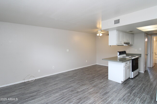 Building Photo - 3004 E Waltann Ln