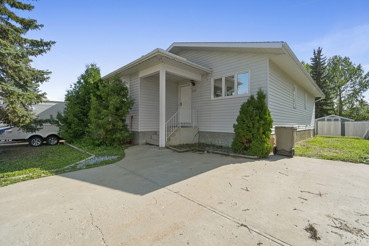 Primary Photo - 9609-65ave 65 Ave