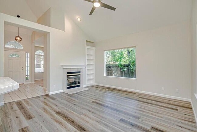 Building Photo - Pristine 3 Bedroom 2 bathroom + Den in Sou...