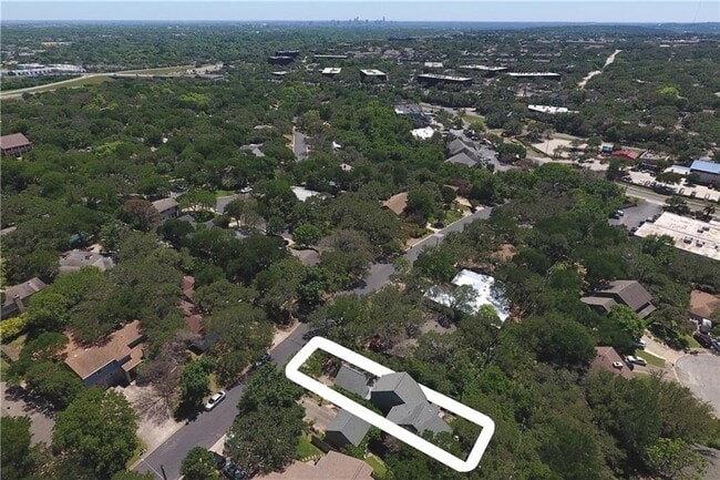Building Photo - 8102 Baywood Dr