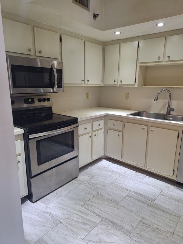 Foto del edificio - 901 Hillcrest Dr