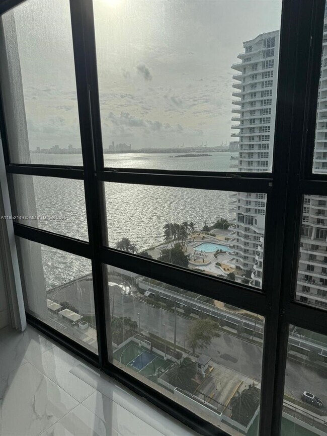 Foto del edificio - 600 NE 36th St