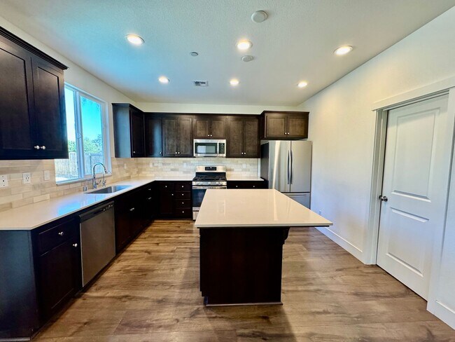 Foto del edificio - 5 Bedroom 3 Bath Home with Pool, pool and ...
