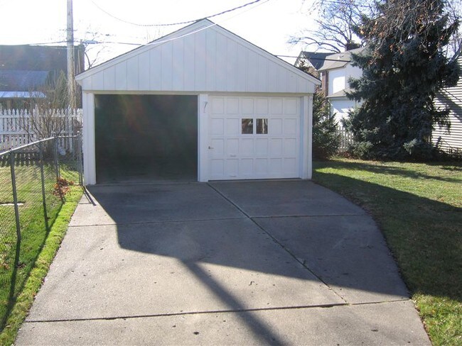 Building Photo - 3 br, 1 bath House - 1851 Country Club Dr ...