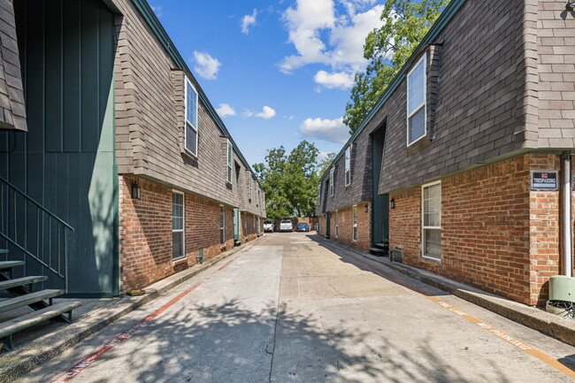 Building Photo - Junius Place Apartments