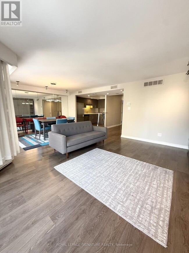 Photo du bâtiment - 65 Harbour Square