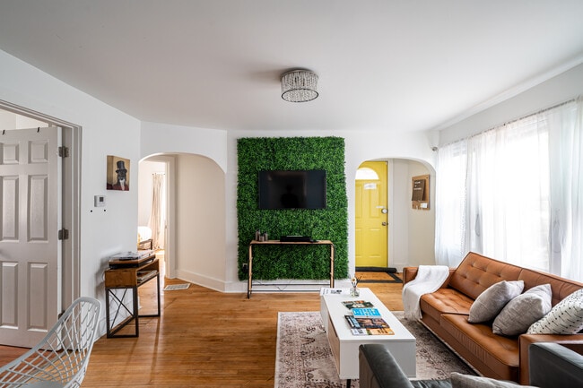 Building Photo - 1812 E Thomas Ave