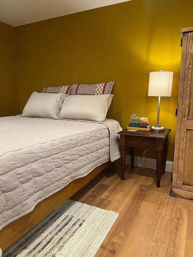 Charming Garden-Level 1BR/1BA Apartment Available January 1st - Charming Garden-Level 1BR/1BA Apartment Available January 1st