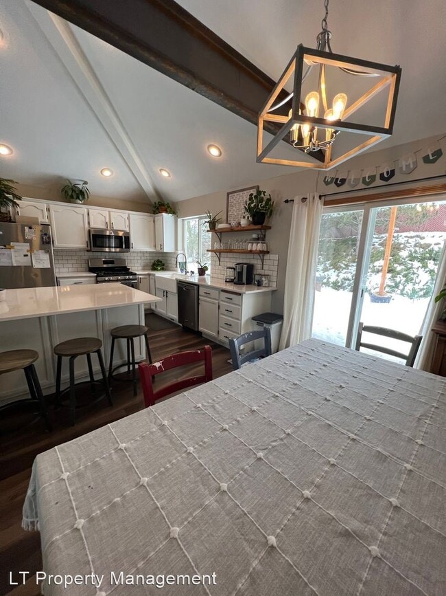 Building Photo - 4 br, 3 bath House - 925 E Wellington Dr