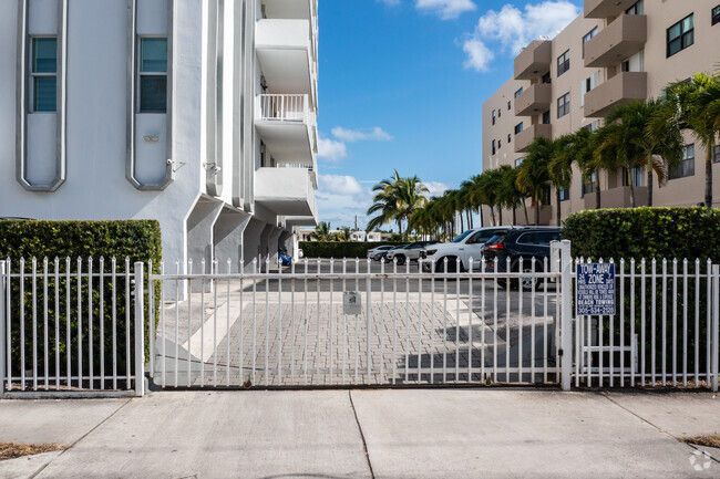 Entrance - Knightsbridge Condominium