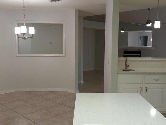 Foto del edificio - Large 3/2 Family Home that is Conveniently located off Blue Angel PKWY