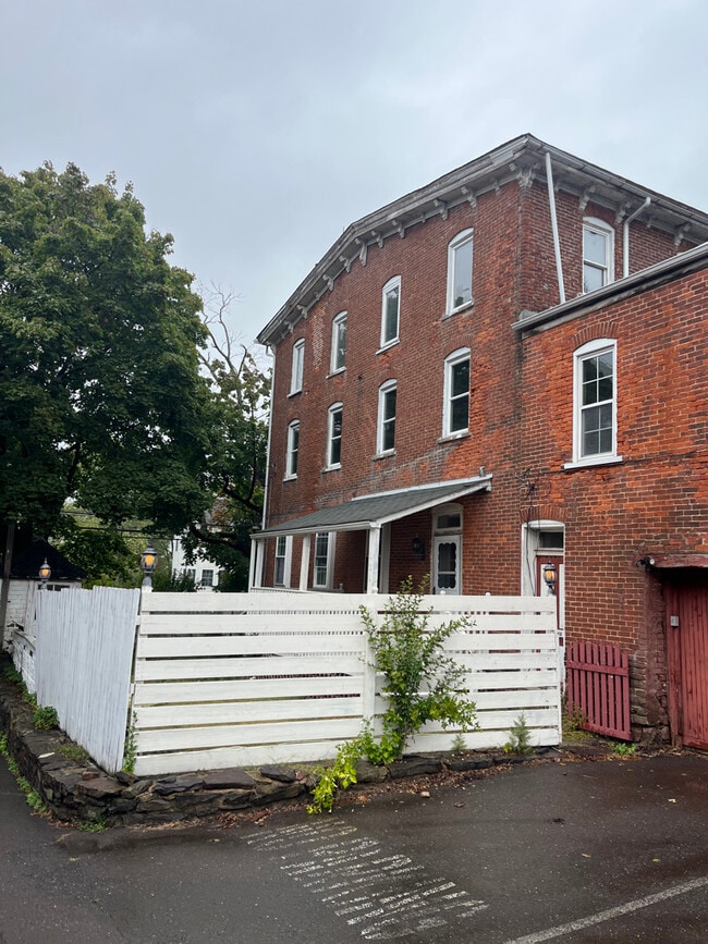 Building Photo - 128 W Main St