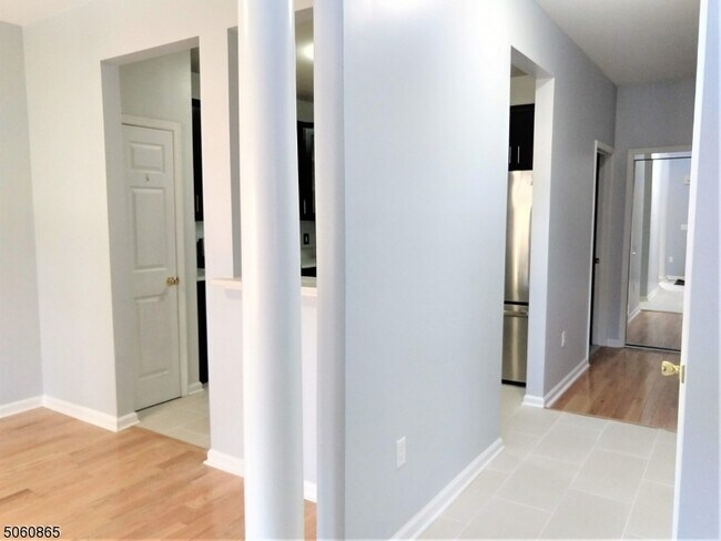 Building Photo - 339 Moonlight Dr