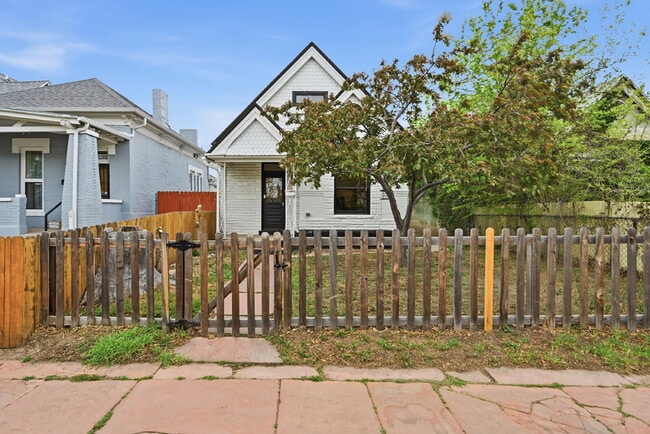 Building Photo - $2,750.00, 1-bed , 2-bath Home in Denver with additional Flex Room and Fenced in Backyard.