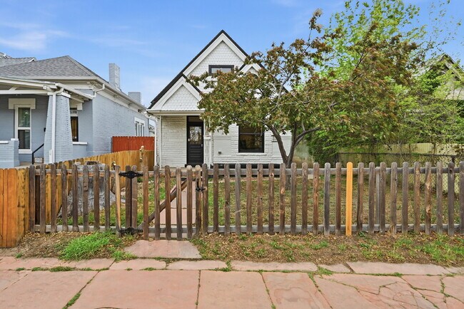 Foto del edificio - $2,750.00, 1-bed , 2-bath Home in Denver with additional Flex Room and Fenced in Backyard.