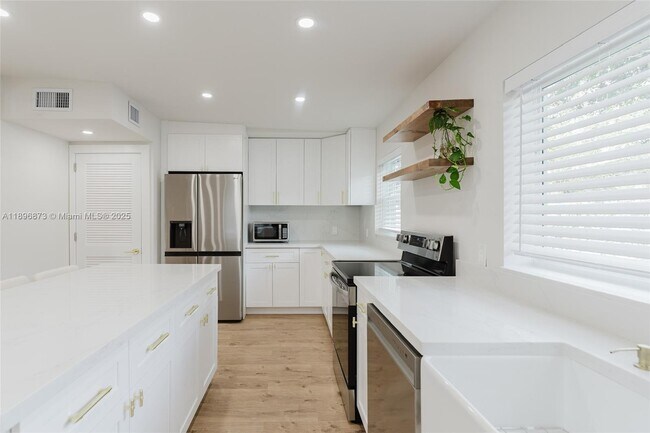 Building Photo - 1430 SW 32nd Ct