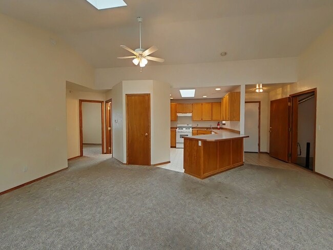 Building Photo - 3 Bedroom House ~ Close to Willamette Park