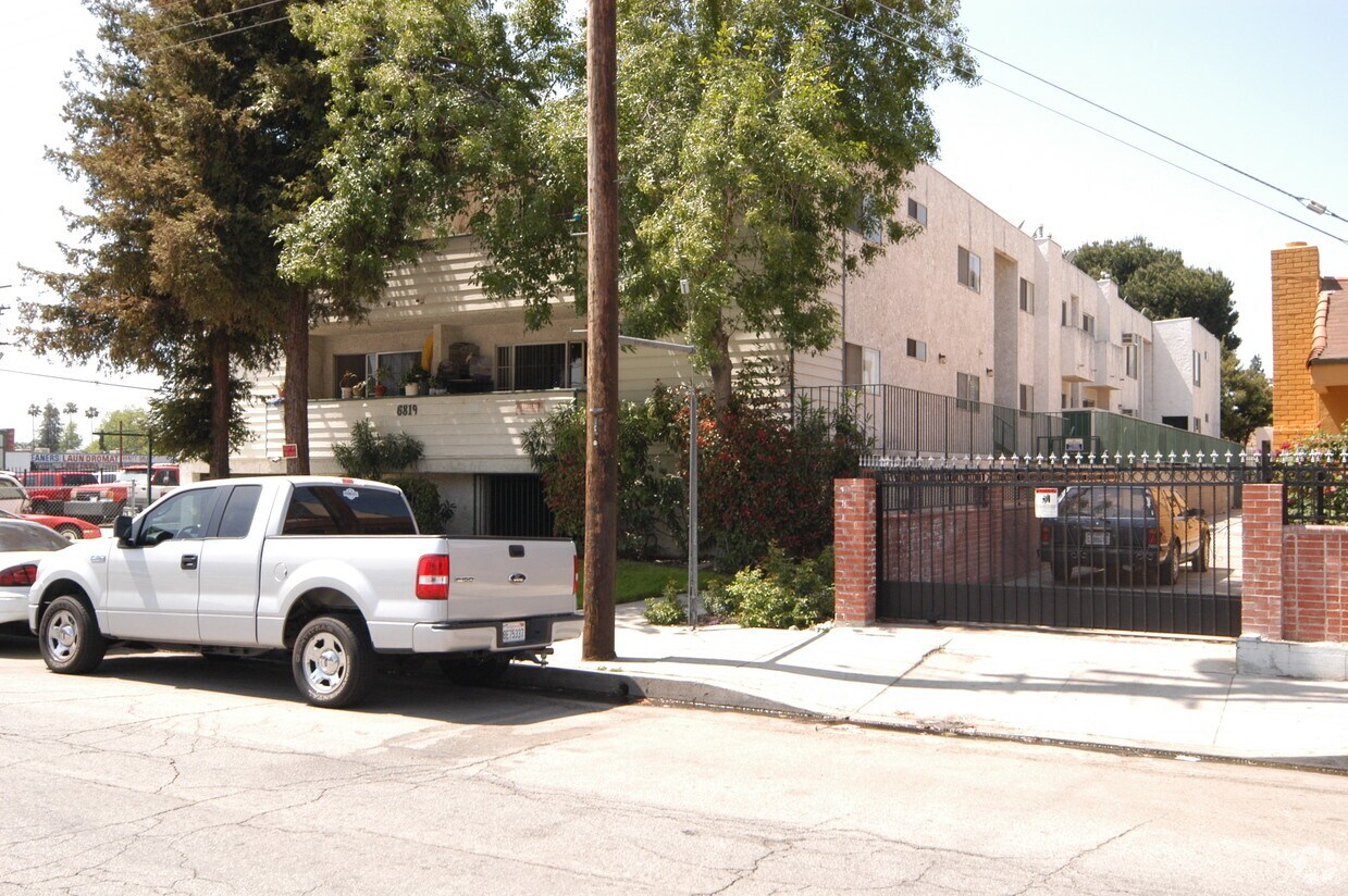 Foto del edificio - 6819 Whitsett Ave