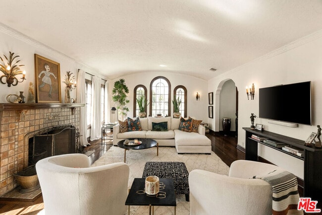 Building Photo - 144 S Orange Dr