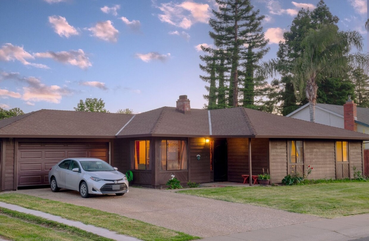 Primary Photo - Coming Available 3 Bedroom