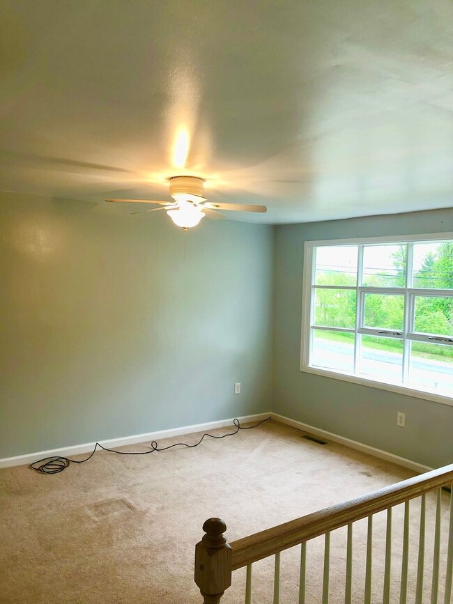 Building Photo - Spacious 4 Bedroom Single Family Home in S...