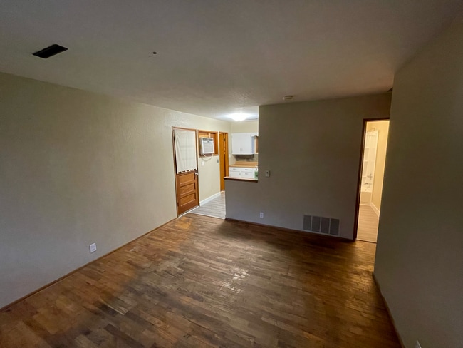 Building Photo - 708 S Malcolm Ave