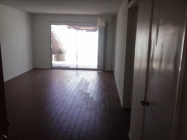 Building Photo - Corner Unit in Scottsdale! $1,299 plus tax!
